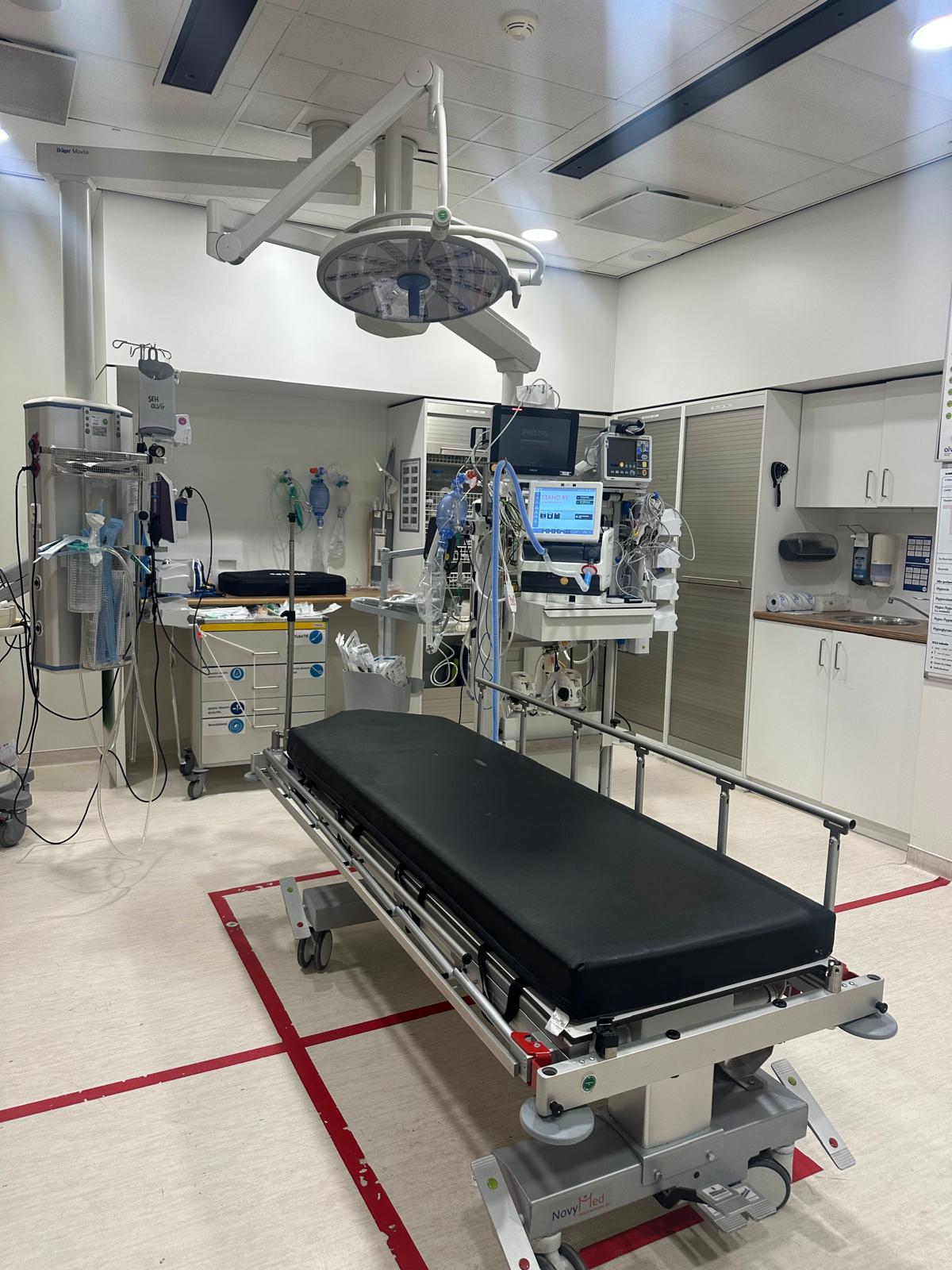 The OLVG trauma room, empty stretcher and equipment